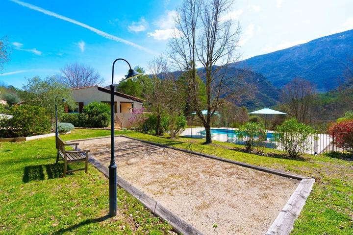 Location de vacances pour 15 personnes, avec Terrasse et Jardin ainsi que Piscine et Vue à Roquestéron - 4