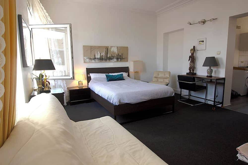 Geheel appartement, Handy Studio near Zaventem airport in Schaarbeek, Vlaanderen