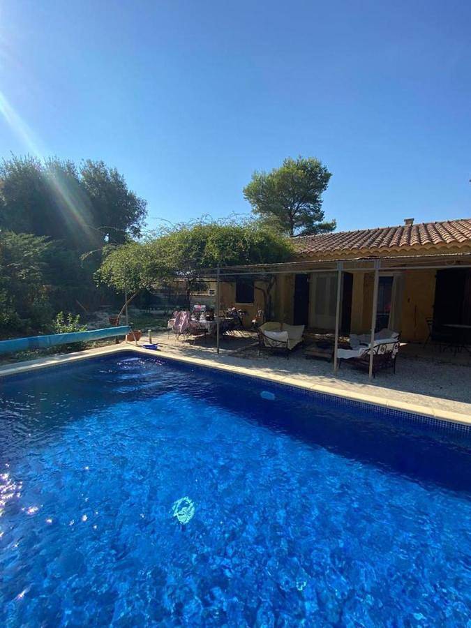 Three-Bedroom House in Sauveterre, Région de Nîmes