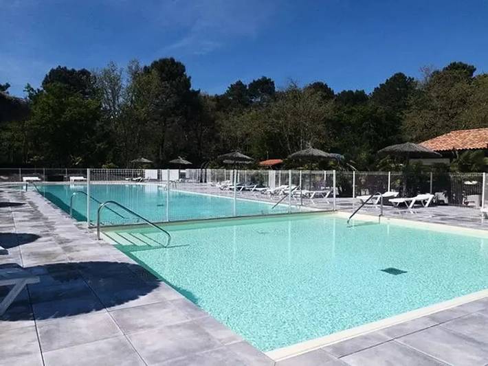 Camping pour 4 personnes, avec Terrasse et Piscine