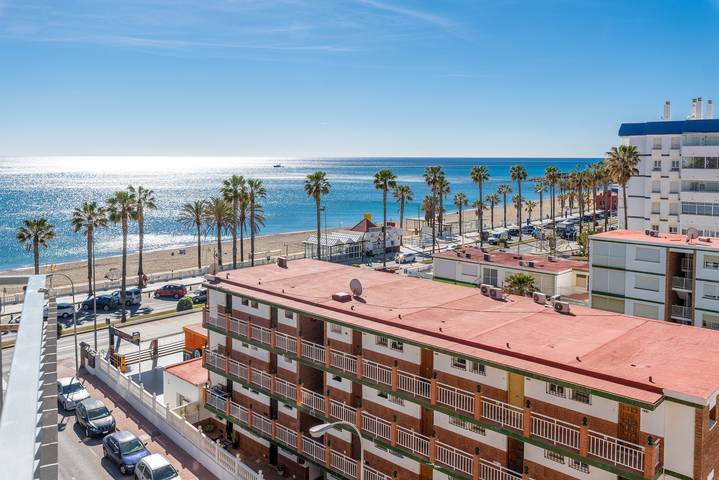 Entire studio, Sunny Seaside Studio with Balcony, A/C & Sea View in Torrequebrada, Benalmádena
