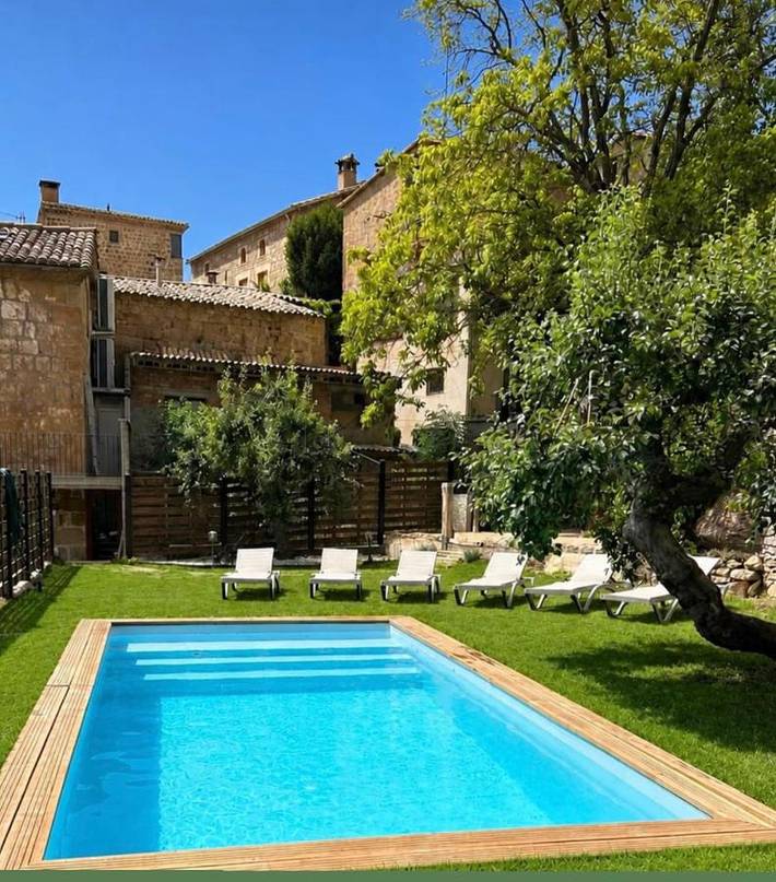Casa rural con piscina para 10 personas, con jardín además de piscina y jacuzzi en Alto Urgel