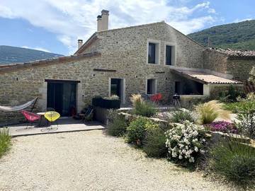 Gîte pour 8 personnes, avec vue ainsi que terrasse et jardin à Soyans