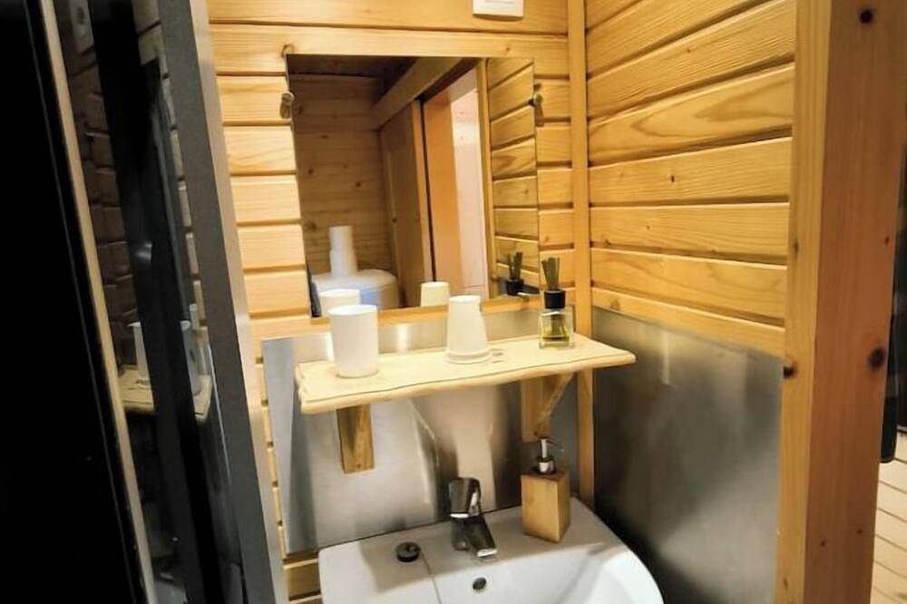 Roulotte Gîte, 2 persons, green setting in La Flèche, Sarthe