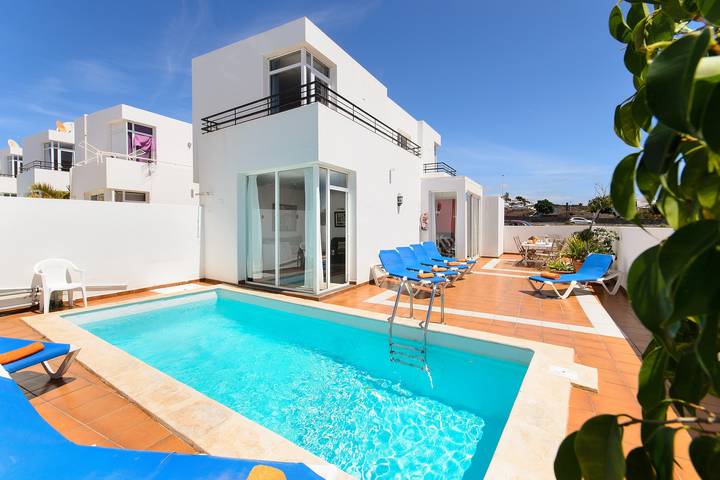 Puerto del Carmen Hermosa casa de vacaciones con piscina climatizada, patio privado y excelente ubicación in Puerto del Carmen, Tías