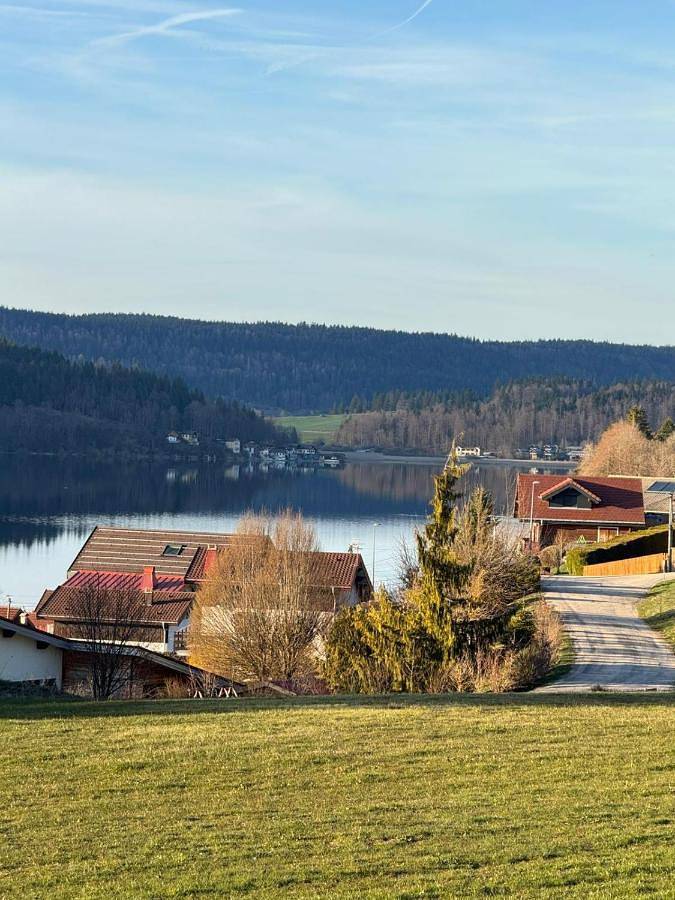 Appartement de vacances pour 4 personnes, avec Balcon et Terrasse ainsi que Jardin et Vue sur le lac