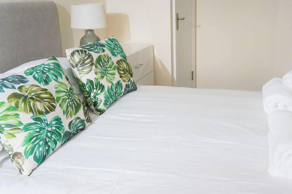 Hel lejlighed, Modern apartment in picturesque north Guernsey, by beautiful bay and Vale Castle in Guernsey