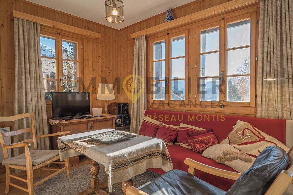 Très joli chalet plein de charme, idéal pour 5 personnes. Situé à 2 pas du village et de l’arrêt du in Chandolin, Anniviers