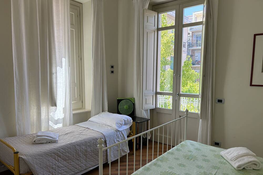 Entire apartment, Elegant reserved just steps from the sea, very central in Pescara, Pescara Province