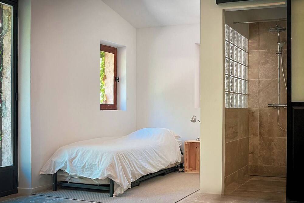 Charming Stone House set in its own olive grove, with large pool & amazing views in Buis-les-Baronnies, Región de Nyons