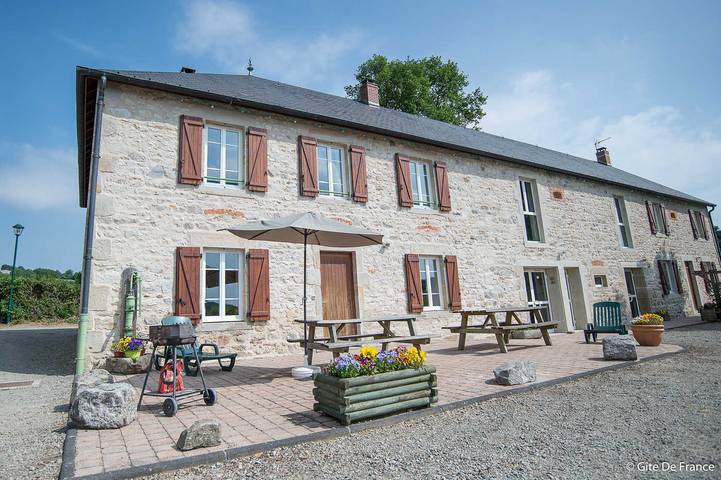 Gîte pour 10 personnes, avec Terrasse ainsi que Jardin et Vue