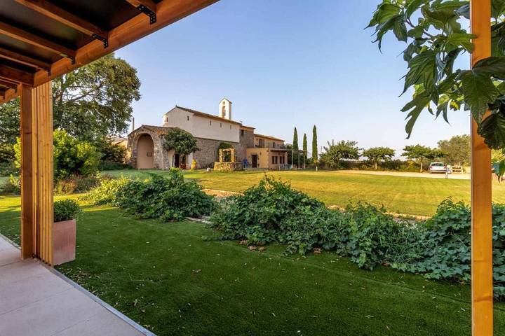 Casa rural para 15 personas, con Balcón y Terraza además de Jardín y Vistas en Garrigás
