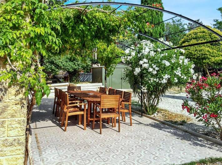 Location de vacances pour 12 personnes, avec jardin ainsi que piscine et terrasse à Saint-Victor-la-Coste - 2