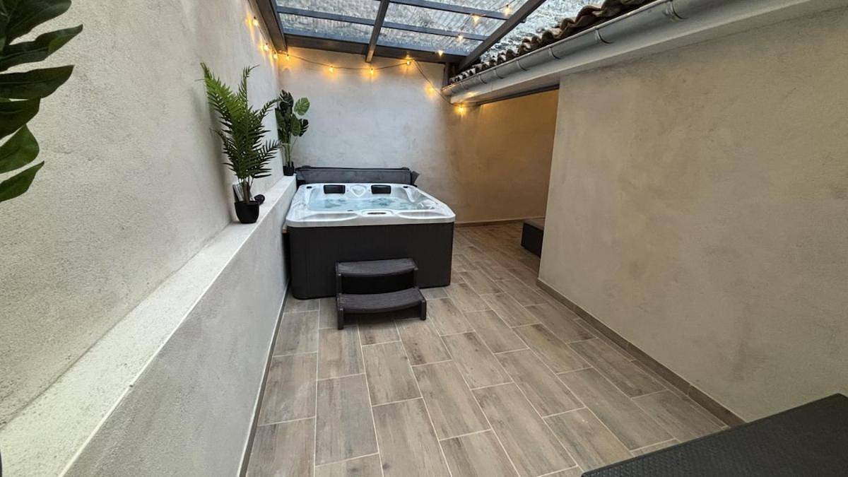 Appartement entier, Two-Bedroom Apartment in Tournus, Région de Mâcon