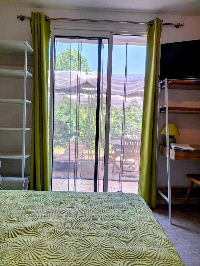 Location de vacances pour 2 personnes, avec piscine ainsi que vue et jardin à Laroque (Hérault) - 2