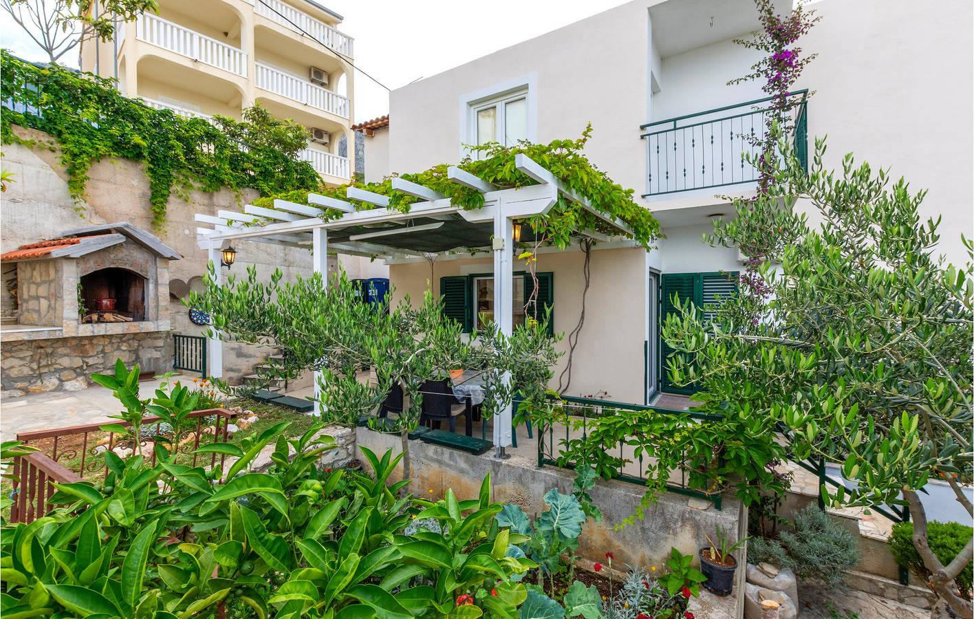 Ganze Ferienwohnung, Urlaub am Meer: Gemütliche Ferienwohnung mit Terrasse und WLAN, 1 km vom Strand entfernt in Jesenice, Split-Dalmatien