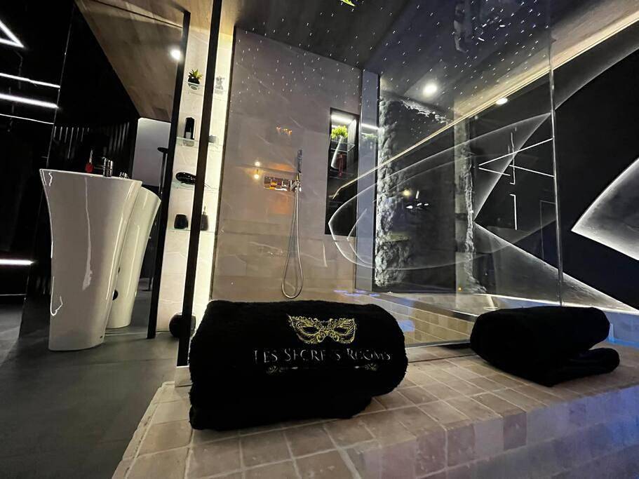 Appartement entier, Les Secrets Rooms/Love Room in Rivesaltes, Côte méditerranéenne (France)