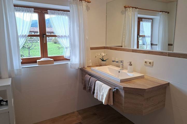 Appartement entier, Ferienwohnung 2 - Wallberg - Schlosserhof am See in Bad Wiessee, Alpes bavaroises