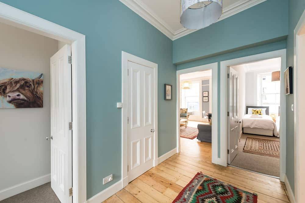 107 Broughton Street -  an edinburgh that sleeps 6 guests  in 3 bedrooms in Edinburgh, Edinburgh and Lothian