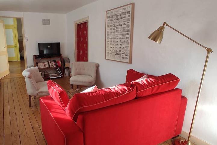 Ganze Wohnung, 100 m2 Wohnung in einem alten Hotel Particulier des achtzehnten Jahrhunderts in Salins-les-Bains, Französischer Jura