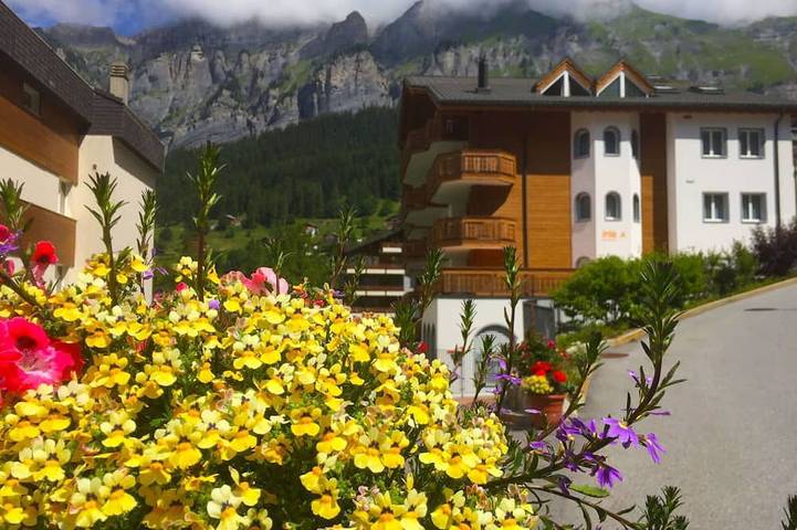 Hütte für 2 Personen, mit Balkon/Terrasse und Terrasse sowie Whirlpool in Leukerbad