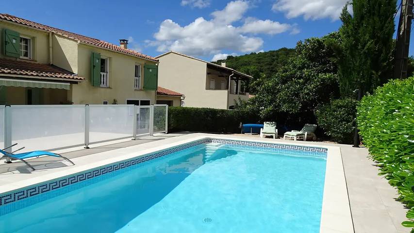 Location de vacances pour 10 personnes, avec jardin et piscine à La Tour-sur-Orb