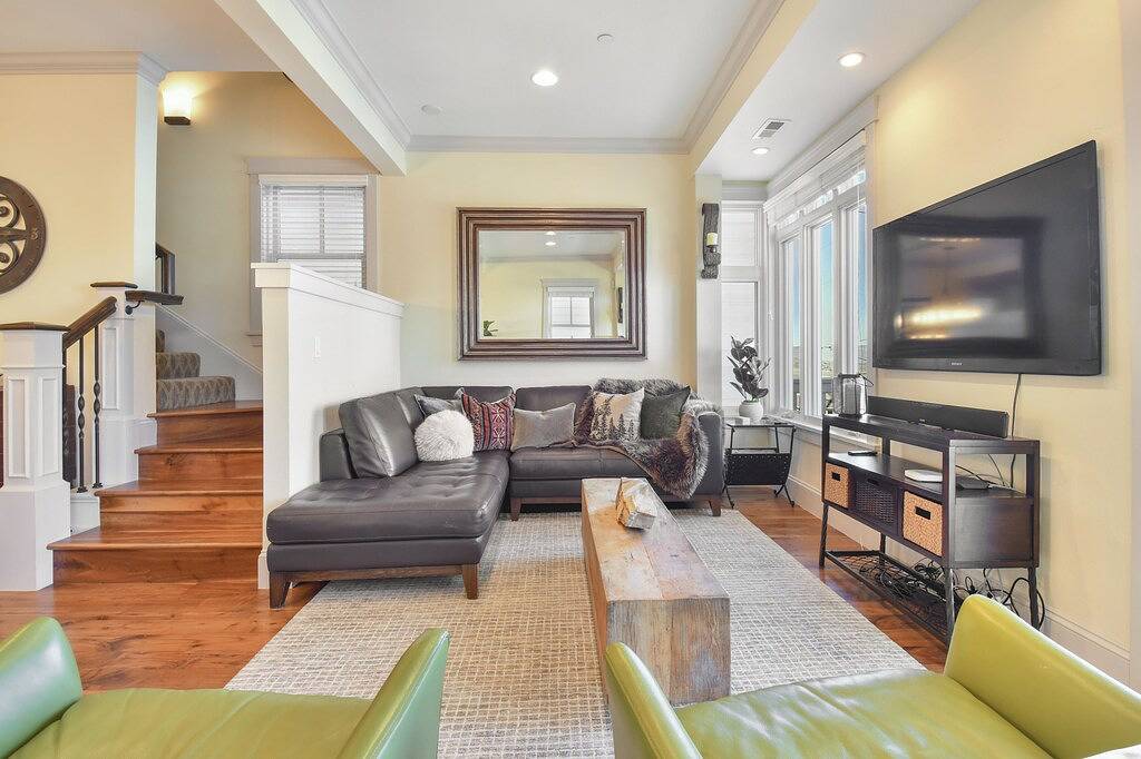 Mountain villa - ski access 50 yards away - private hot tub in Uinta Wasatch Cache National Forest