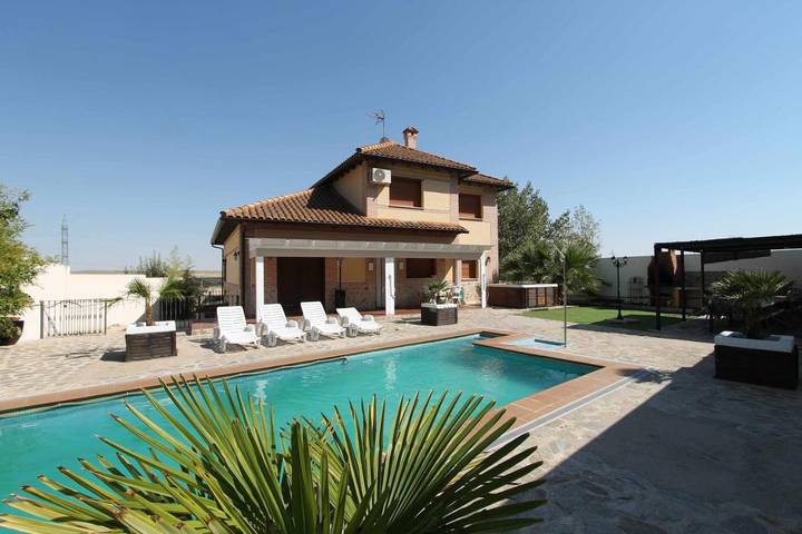 Casa rural para 18 personas, con jardín además de piscina y vistas, Se admiten mascotas en La Sagra - 2