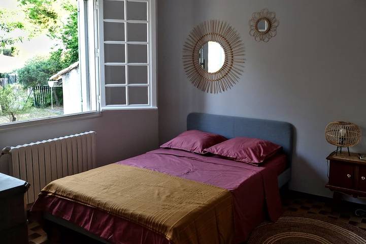 Large air-conditioned villa on the outskirts of Beaucaire. in Beaucaire, Region de Nimes