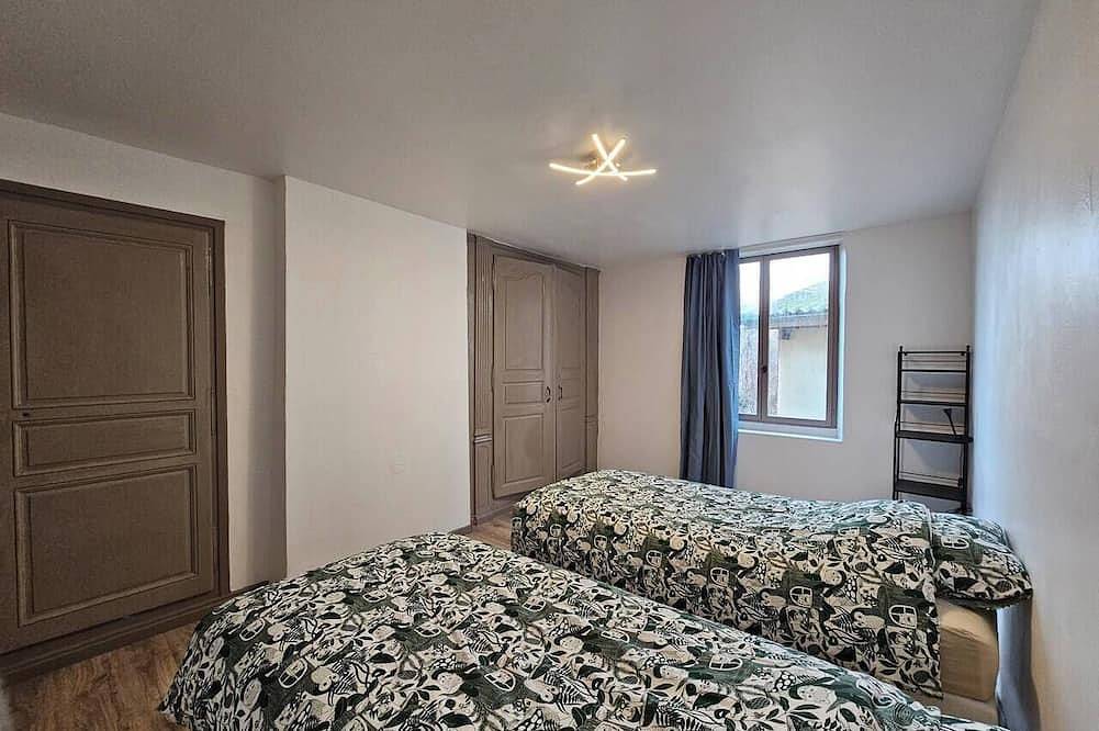 Apartamento entero, 3-bedroom 110m² apartment with terrace, view in Thiers, Región de Thiers