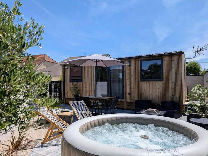 Gîte pour 3 personnes, avec jacuzzi et terrasse à Gray