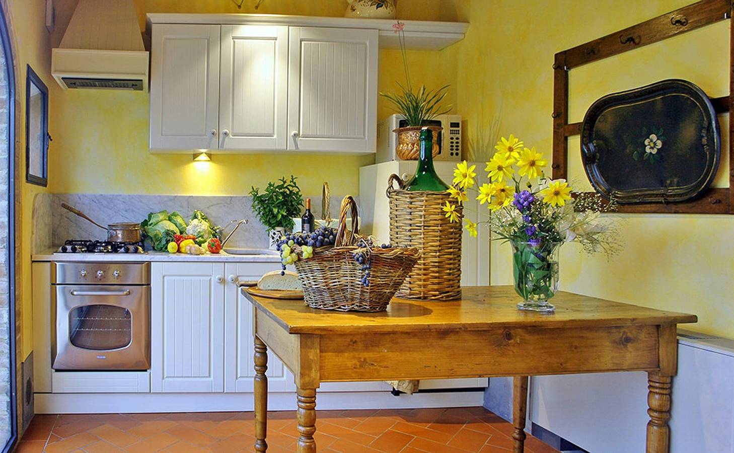 Ehemalige Scheune auf einem Weingut inmitten der Weinberge des Chianti in Certaldo, Chianti