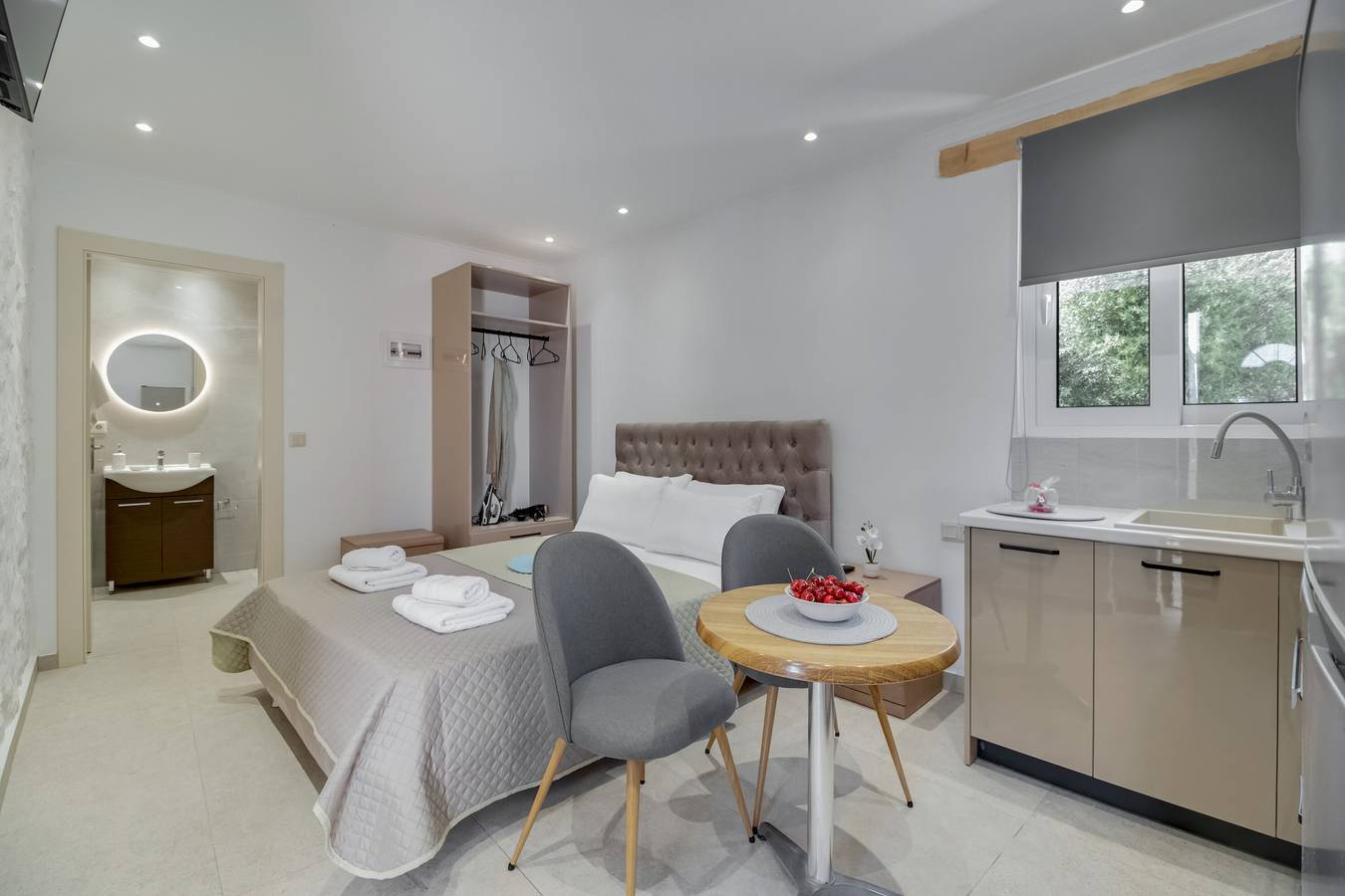 Entire studio, Gkountis Deluxe Studio Apartment with Sea View, Shared Pool & Wi-Fi in Greece