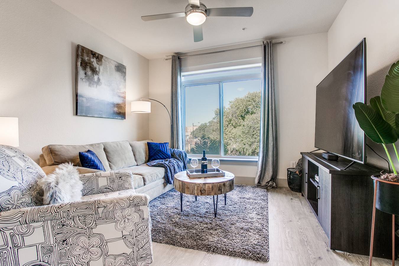 Apartamento vacacional entero, Condominio de lujo junto al río, piscina, balcón, estacionamiento in San Antonio, Condado de Bexar