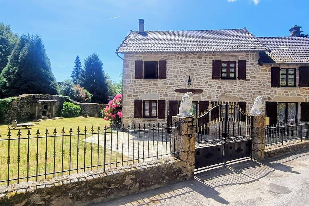 Grande Maison familiale, 5 mn a pied du lac, animaux de compagnie acceptés. in Peyrat-le-Château, Région de Limoges