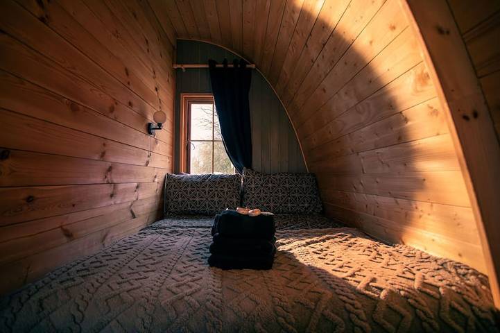 Dalwhinnie, Off-Grid Cabin in Woods: Dalwhinnie. Pet Friendly! in Regio Fife