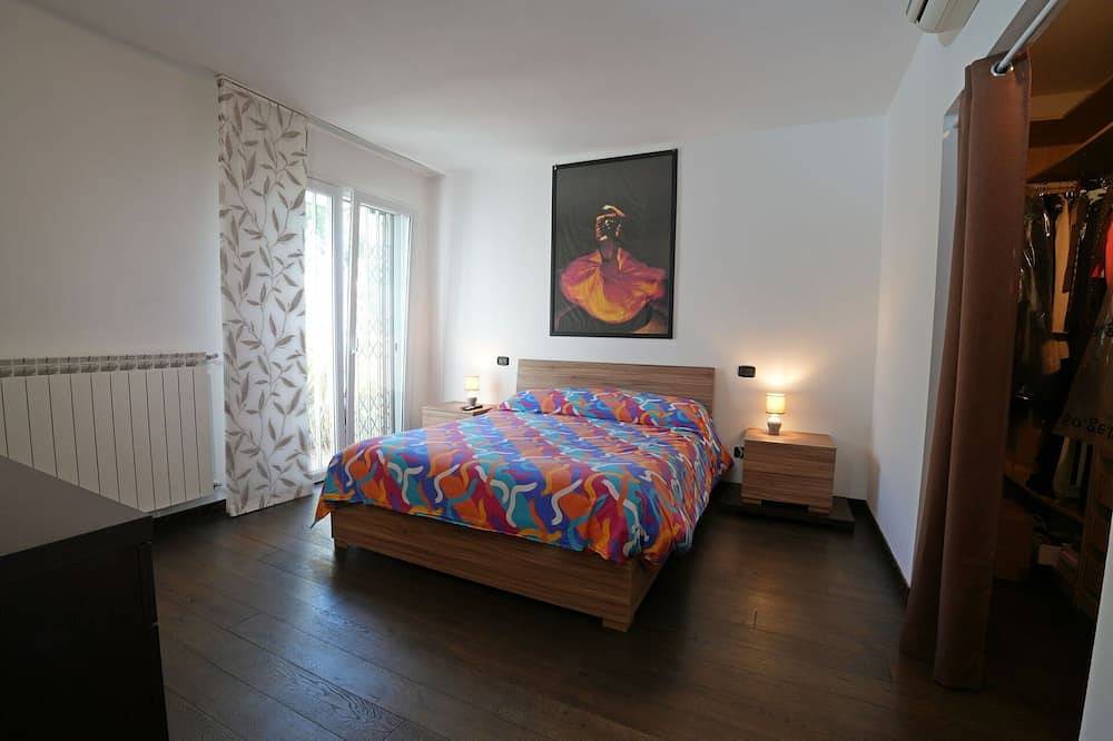 Private Villa with A/C, Wifi, private pool, Tv, veranda, pets allowed, parking, close to La Spezia in Ameglia, Ameglia Municipality