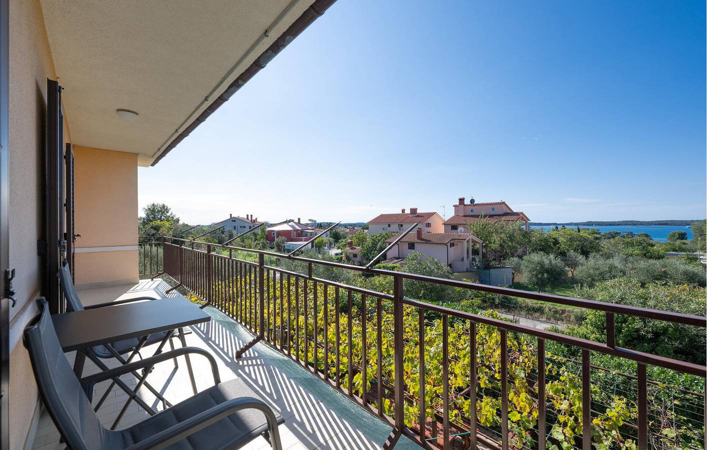 Ganze Ferienwohnung, Apartment am Meer mit Terrasse, WLAN und Parkplatz – in der Nähe des Zentrums von Peroj in Fazana, Südküste Istrien