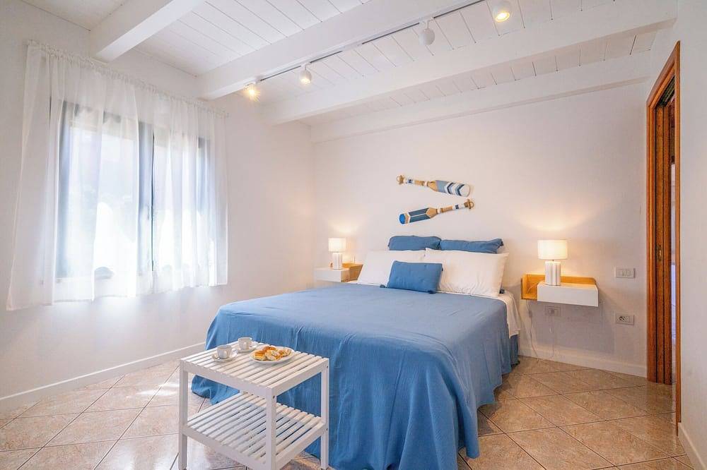 Just 50 steps from the beach: Vacation Home for 9 Guests & Bbq in Mandriola, San Vero Milis