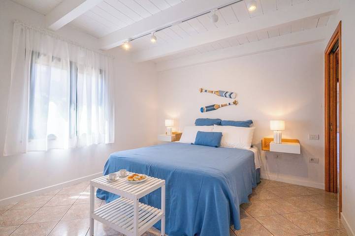 Just 50 steps from the beach: Vacation Home for 9 Guests & BBQ in Mandriola, San Vero Milis