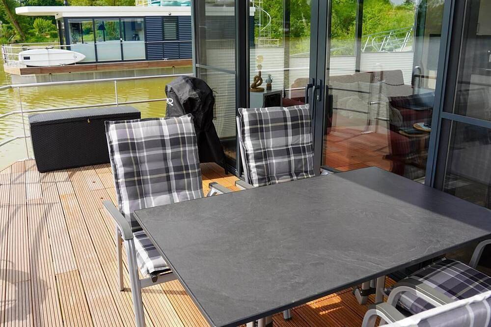 Floatinghouse Möwenschiss: Seeblick, Terrasse, Kaminofen und Natur in Höxter, Kreis Höxter