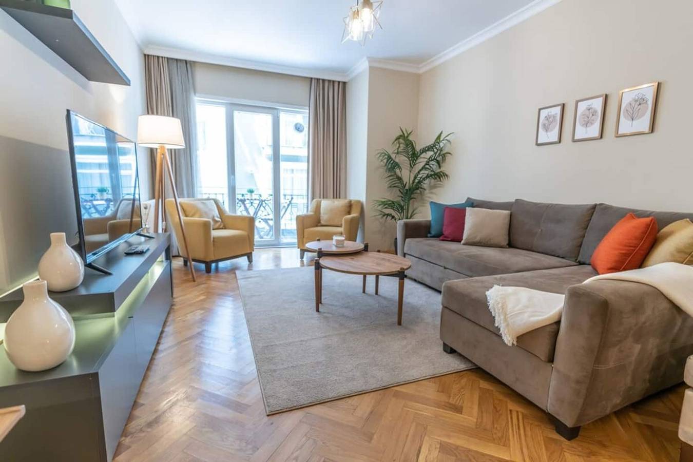 Entire apartment, Taksim Spacious 2Br Apt: Cozy Interiors in Beyoğlu, Istanbul