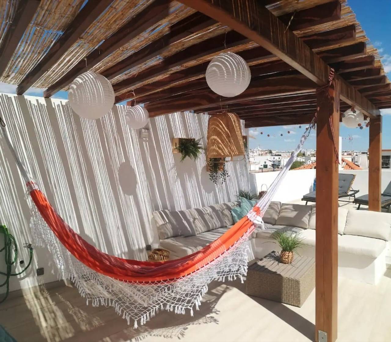 Casa vacanze 'Bougainvillea' con terrazza privata, Wi-Fi e aria condizionata in Tavira, Tavira (Santa Maria)