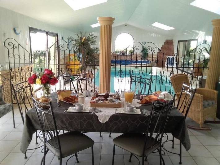 Cottage pour 4 personnes, avec piscine ainsi que vue et jardin à Le May-sur-Èvre