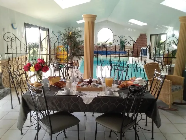 Chambre d’hôte pour 5 personnes, avec piscine ainsi que vue et jardin - 1