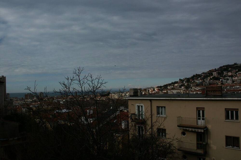 Apartamento con vistas al mar y balcón in Trieste, Carso