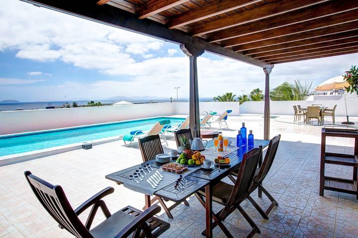 Chalet Casa Paula met zee- en bergzicht, zwembad, tuin & Wi-Fi in Playa Blanca, Yaiza