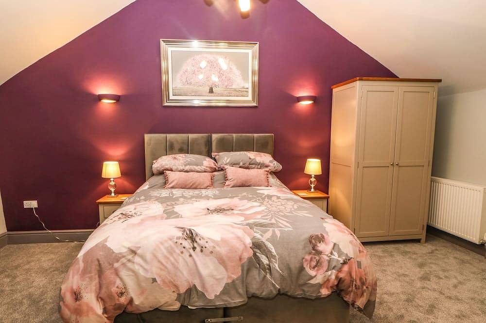 Bryn Aber Bach, pet friendly, with hot tub in Llangybi, Gwynedd in Gwynedd