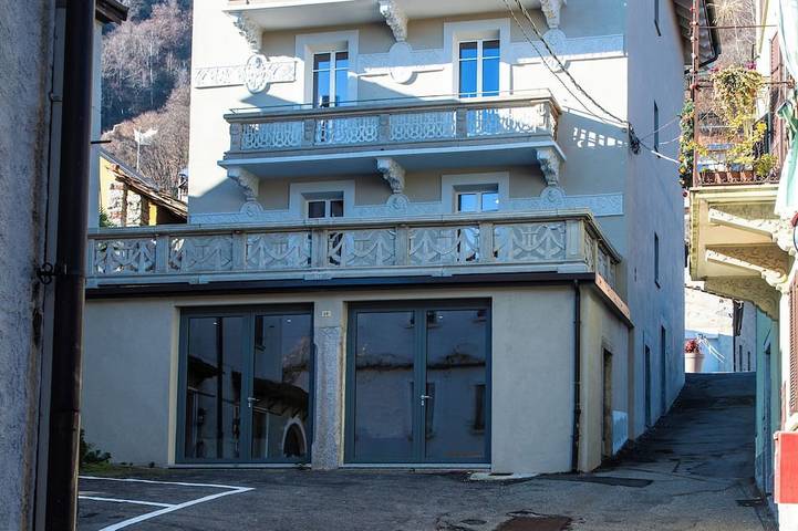 Vacation rental for 10 people, with yard and balcony in Comune di Pella
