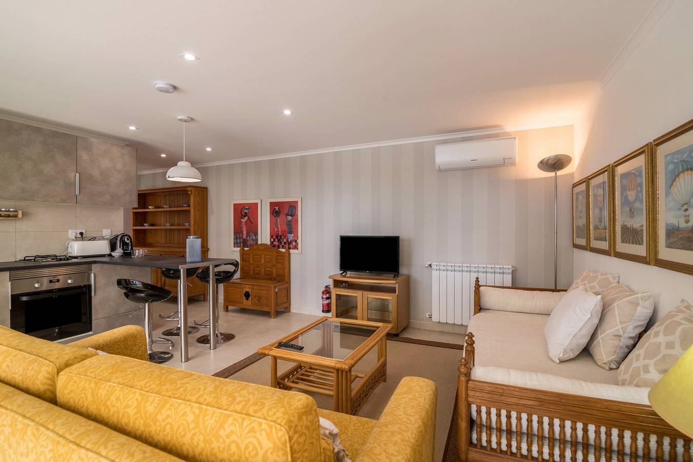 Appartement entier, Appartement Abelha avec vue sur la mer, piscine à débordement, jardin partagé et Wi-Fi in Loulé (São Clemente), District de Faro